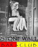 Los enfrentamientos de “Stonewall” se han considerado tradicionalmente como la primera protesta masiva de  transexuales, gays y lesbianas
