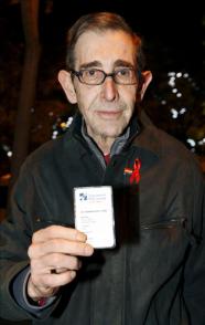 El presidente de la Plataforma Popular Gay, Carlos Alberto Biendicho, ha iniciado hoy una huelga de hambre frente al Ministerio del Interior para protestar porque ser seropositivo sea una causa de exclusin para acceder al Cuerpo Nacional de Polica.