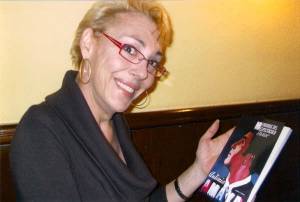 JOSEPHINE PROMOCIONANDO EL ULTIMO LIBRO DE PIERROT