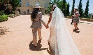 Sara, minusvlida, y Rosario, de raza gitana, se casaron el pasado verano en Granada despus de mucho luchar contra los prejuicios 