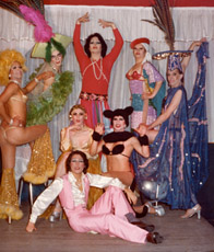 Sala  WHISKY TWIST. (De izquierda a derecha.: HENRY VERNER, KALY, ELY YOEN, NICOL �LA PERLA DE CANARIAS�. La pose del �ballet� viene obligada por la enanez de la supervedette ELY YOEN  &nbsp;