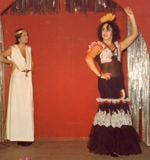 PIERROT Y VIOLETA EN EL ESCENARIO DEL WHISKY TWIST EN PLENA REPRESENTACI�N DE �NERONIS�